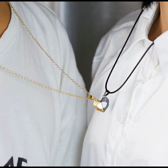 ⭐️Black And Gold Magnetic Heart ❤️ Necklace - Picture 3 of 4